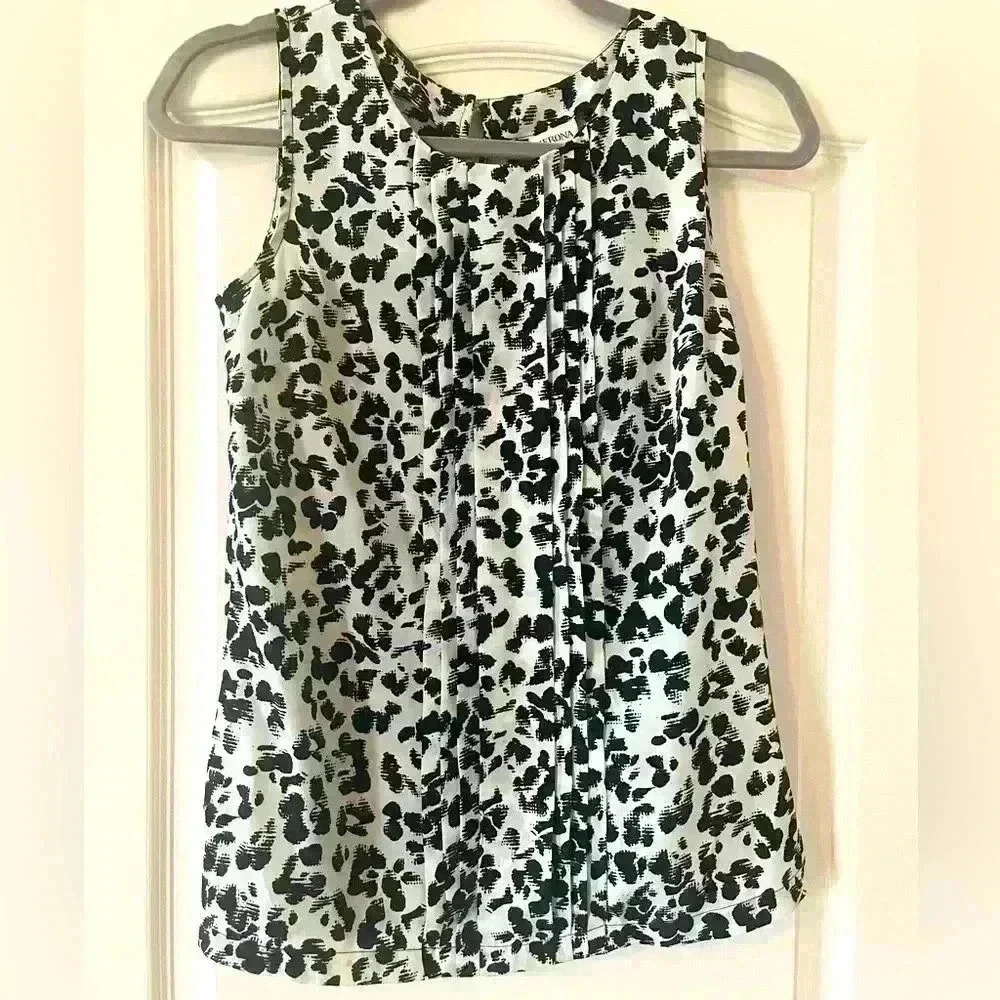 EUC Merona Brand Sleeveless White Blouse with Black Design Women’s XS